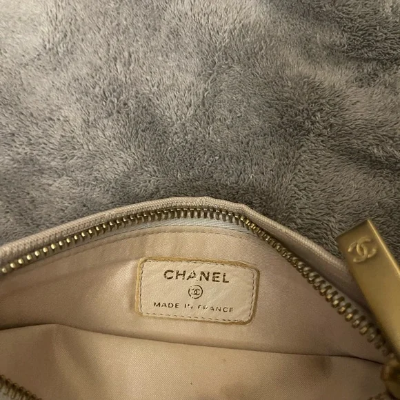 🚫SOLD🚫 CHANEL FABRIC CLUTCH HOLOGRAM INTACT - Picture 9 of 14